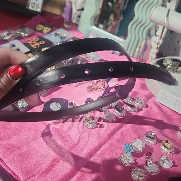 Coach Reversible black and tan size small belt with golden emblem - Picture 4 of 5